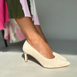Eve Wide Fit Court Shoe – Almond Suede