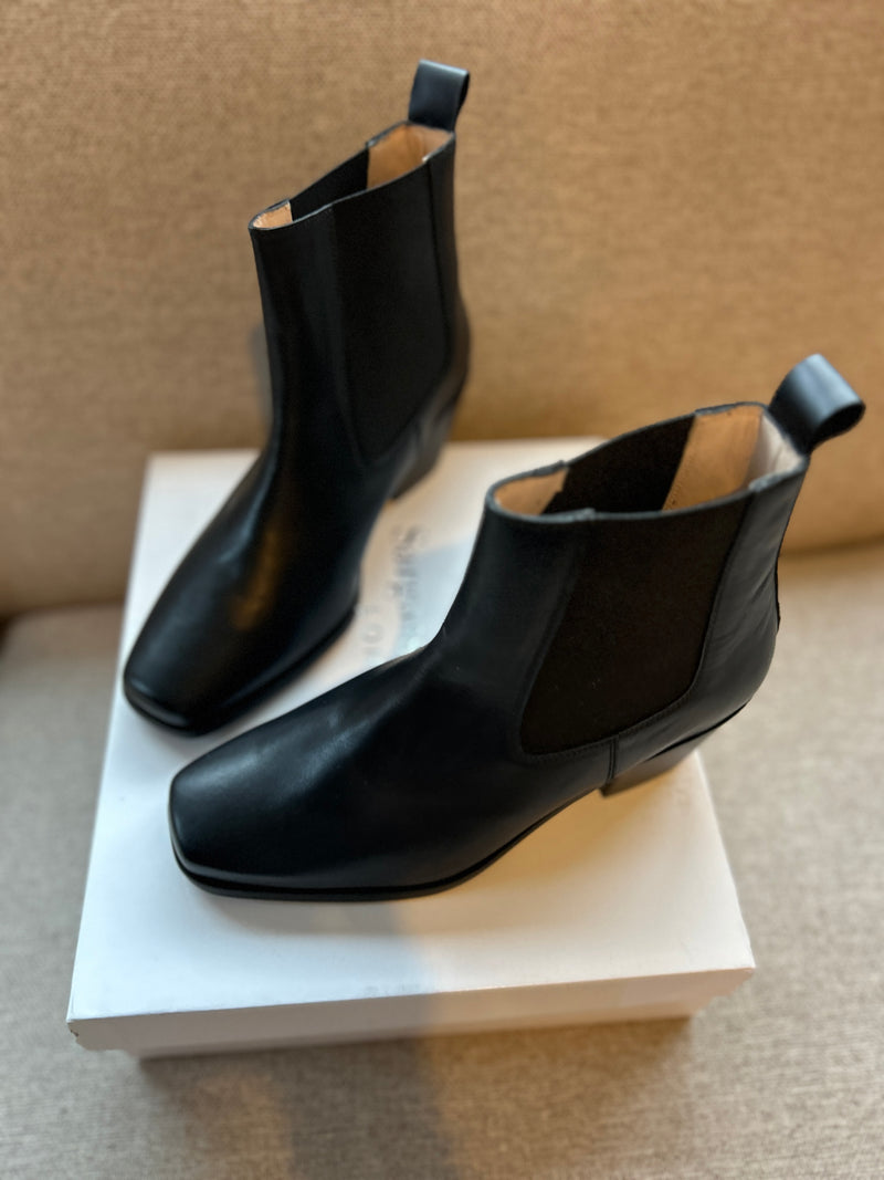 PRE-PRODUCTION SAMPLE - Vallera Extra-Wide Fit Boots - Black Leather (SAMPLE SALE)